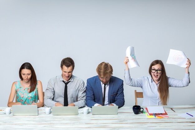 Jak efektywne zarządzanie nieobecnościami wpływa na produktywność w firmie