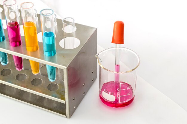 Najważniejsze czynniki przy wyborze odczynników chemicznych do laboratorium