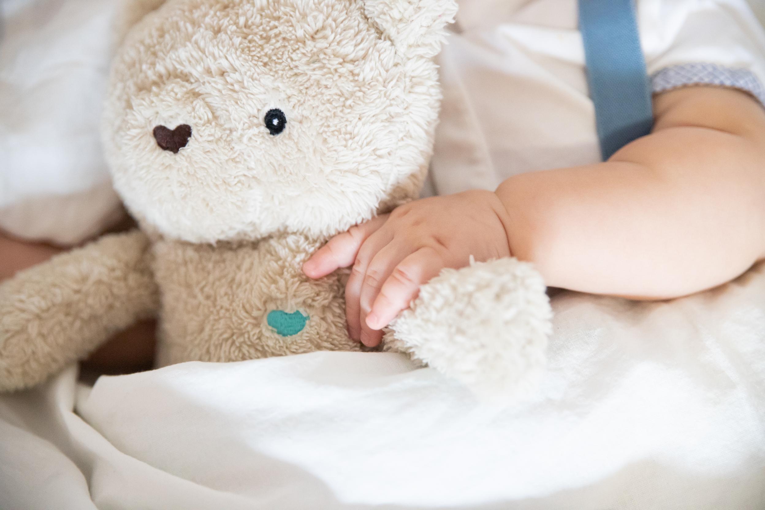 Jak szumiące zabawki pomagają dzieciom w zasypianiu: korzyści i nauka stojąca za białym szumem